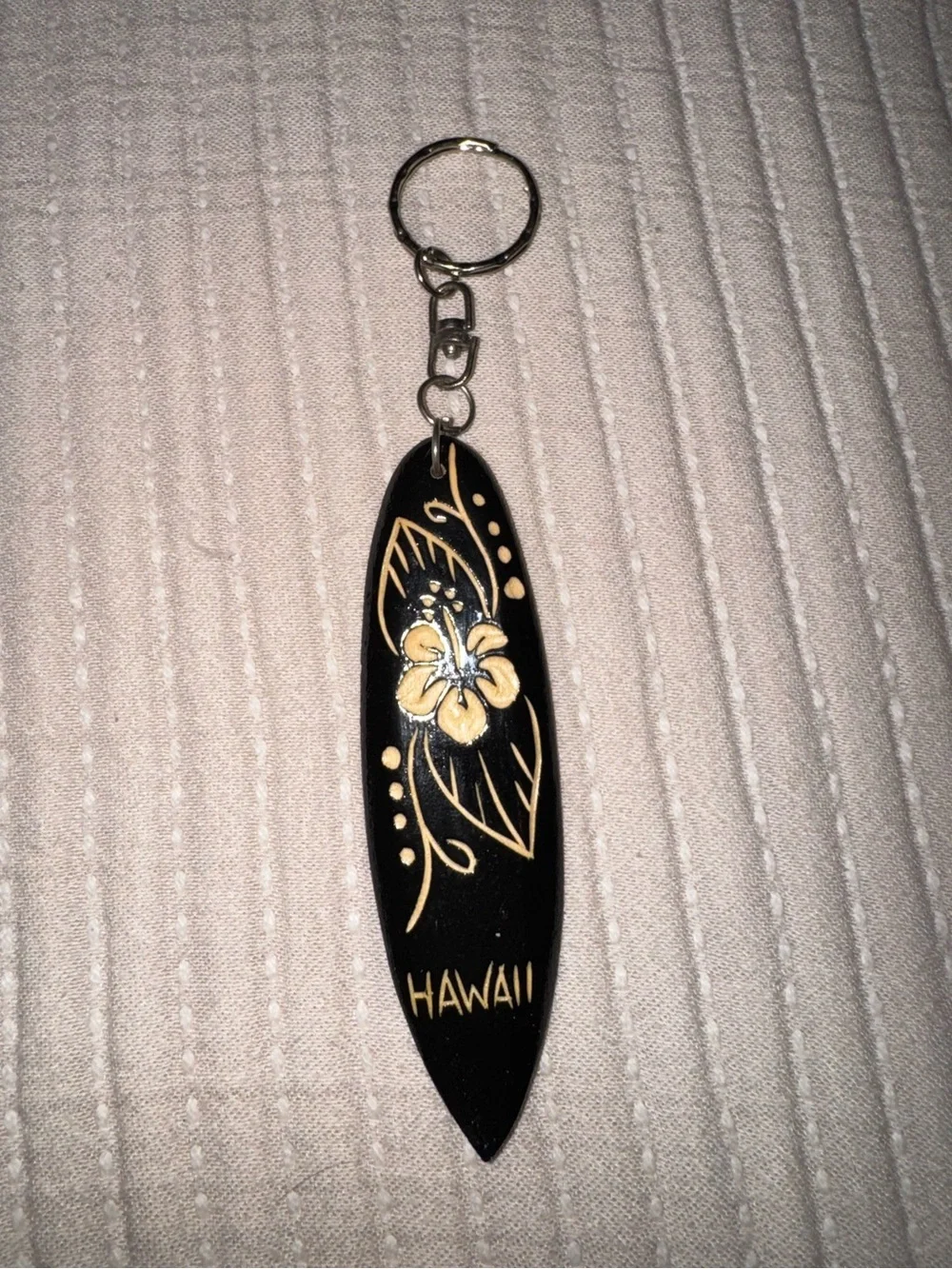 Hawaii Black & Gold Surfboard Keychain